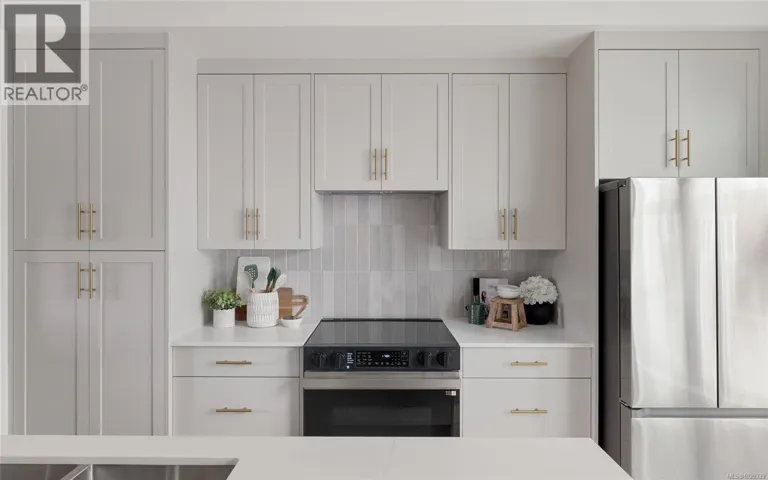 8 2536 Shelbourne St, Victoria, British Columbia V8R4L5