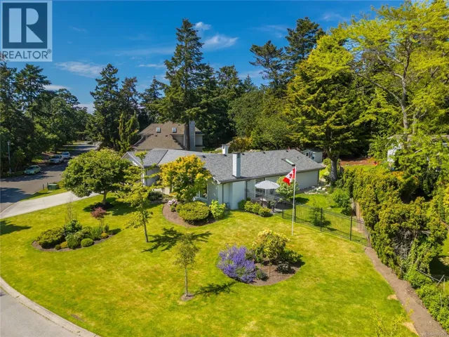 2780 Arbutus Rd, Saanich, British Columbia V8N5X4