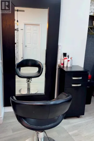 5-CHAIR #2 - 17335 YONGE STREET, Newmarket (Central Newmarket), Ontario L3Y8Z2