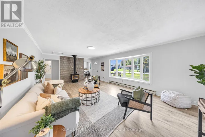 9 CENTRE ROAD, Georgina (Virginia), Ontario L0E1N0