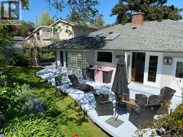 886 Cunningham Rd, Esquimalt, British Columbia V9A4M6