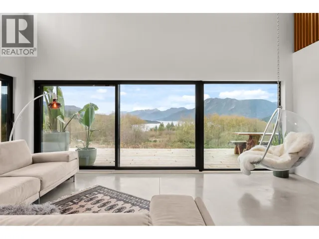 6400 CROWSTON ROAD, Sechelt, British Columbia V7Z0L1
