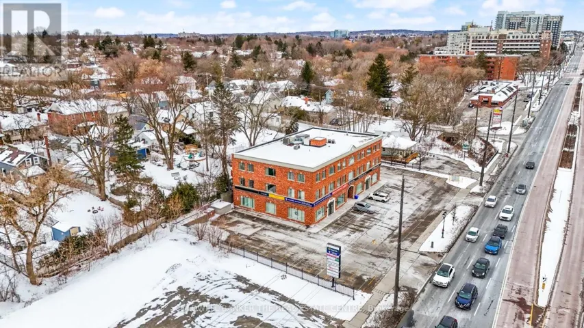 303 - 390 DAVIS DRIVE, Newmarket (Central Newmarket), Ontario L3Y7T8