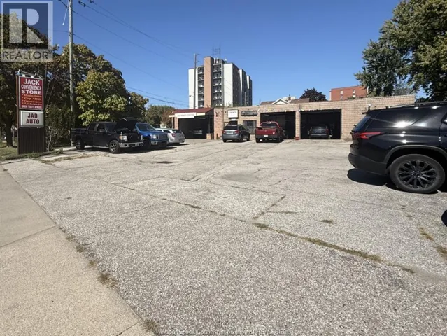 3414 WYANDOTTE STREET East, Windsor, Ontario N8Y1G1