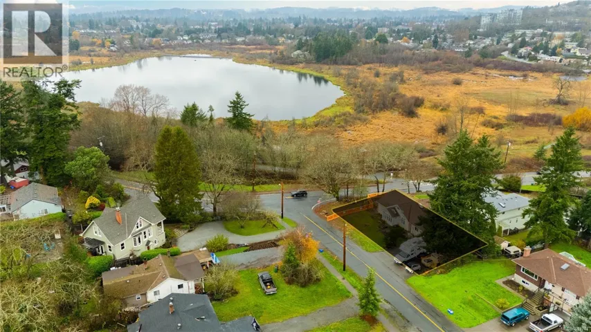 900 Lodge Ave, Saanich, British Columbia V8X3A8