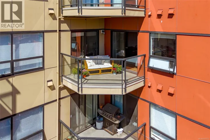 408 870 Short St, Saanich, British Columbia V8X2V5