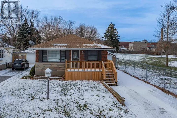 5 ST PETER STREET, St. Catharines (Burleigh Hill), Ontario L2T1N7