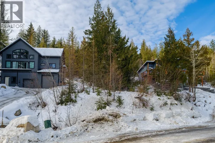 1015 OLAUS Way, Rossland, British Columbia V0G1Y0
