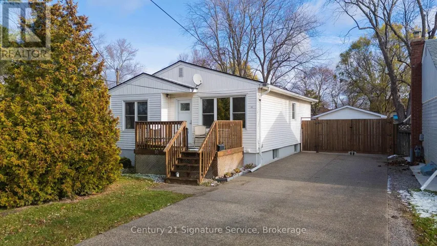30 LOUTH STREET, St. Catharines (Western Hill), Ontario L2S2T4