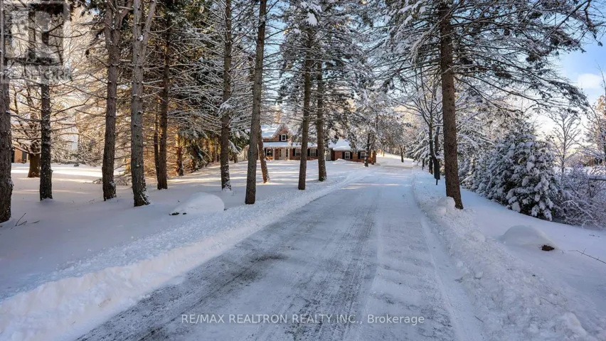 8 BLUE GRASS DRIVE, Aurora (Aurora Estates), Ontario L4G6W4