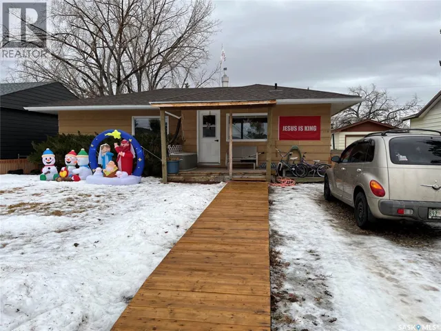 220 5th AVENUE E, Gravelbourg, Saskatchewan S0H1X0