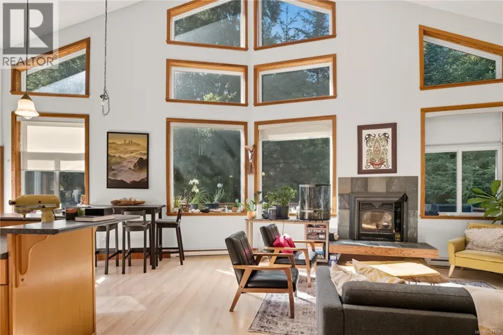 978 Peninsula Rd, Ucluelet, British Columbia V0R3A0