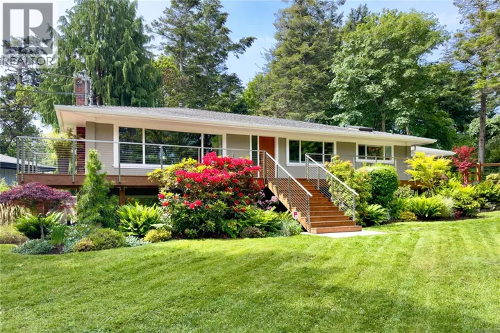 2879 Phyllis St, Saanich, British Columbia V8N1Y8