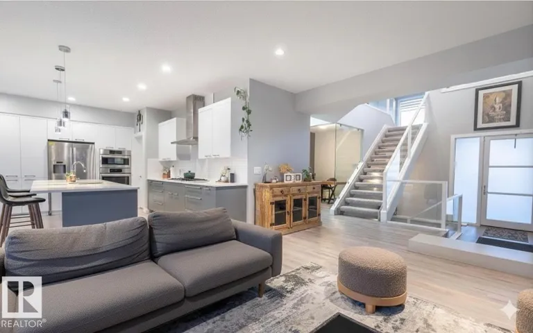 2118 CAVANAGH DR SW, Edmonton, Alberta T6W4G1