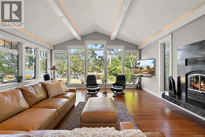 2751 Shoreline Dr, View Royal, British Columbia V9B1M7