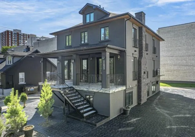 11833 102 Avenue, Edmonton, Alberta T5K0R6