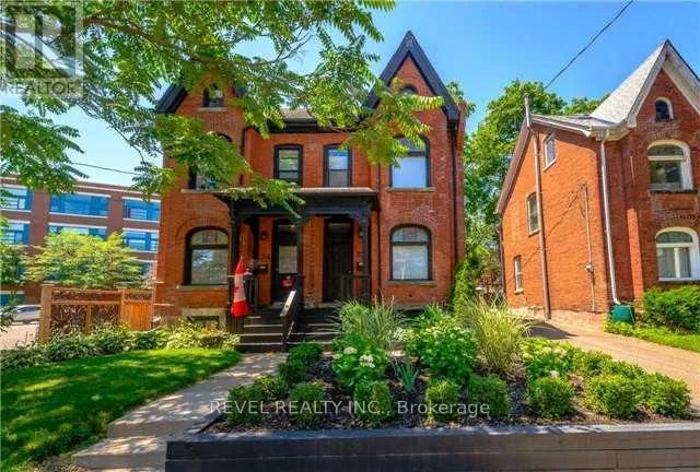 32 MAIN STREET, Hamilton (Dundas), Ontario L9H2P6