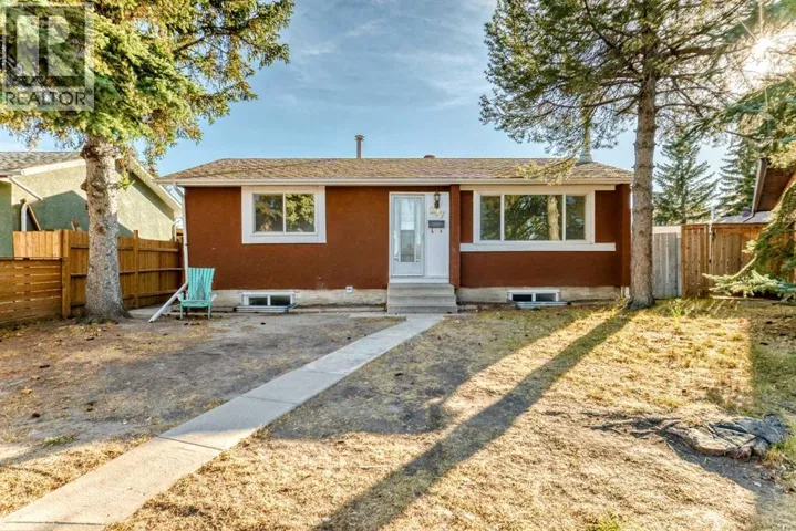207 Pinecliff Way NE, Calgary, Alberta T1Y3X4
