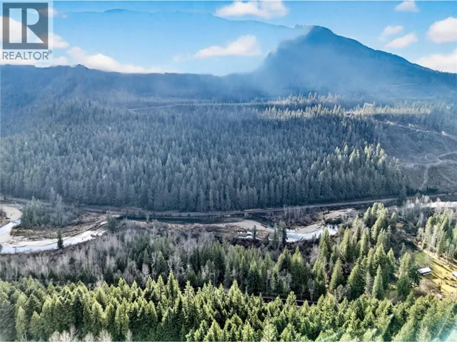 5926 Ferguson Frontage Road, Malakwa, British Columbia V0E2J0