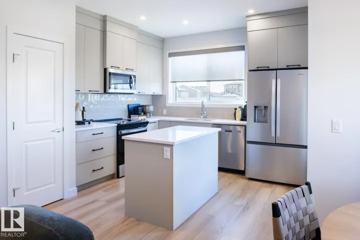 907 ROWAN WY SW, Edmonton, Alberta T6X3H6