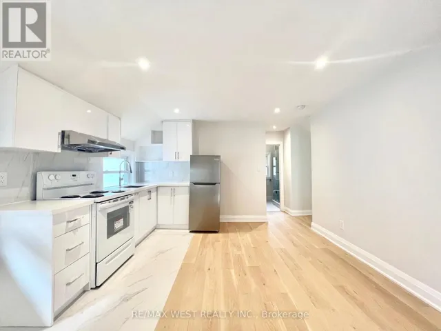2ND FLR - 4 SUTHERLAND AVENUE, Toronto (Crescent Town), Ontario M4C1R8