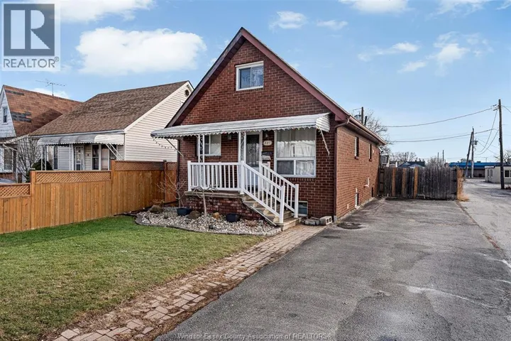 527 ALEXANDRINE, Windsor, Ontario N8X3B8