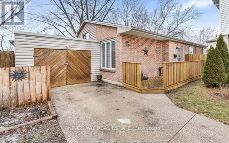 8315 EAST MOOR COURT, Windsor, Ontario N8S4M7