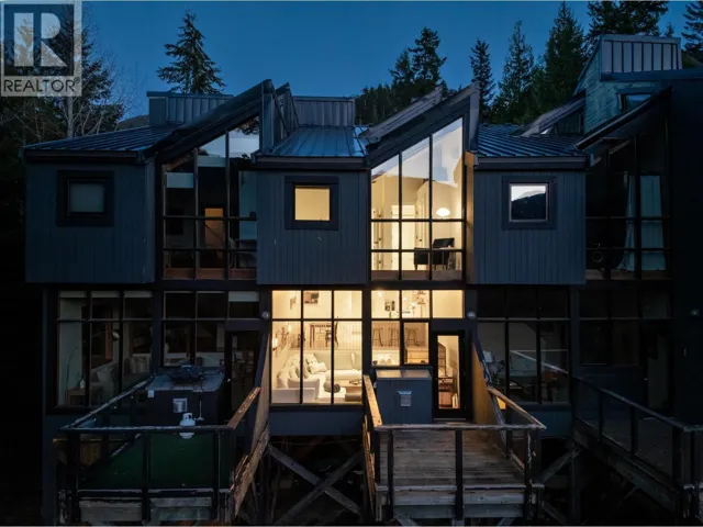 2 2221 GONDOLA WAY, Whistler, British Columbia V8E0M8