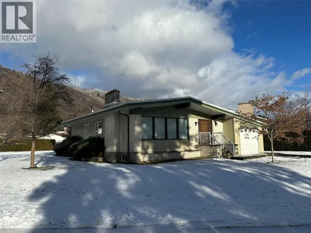 725 3rd Street, Montrose, British Columbia V0G1P0