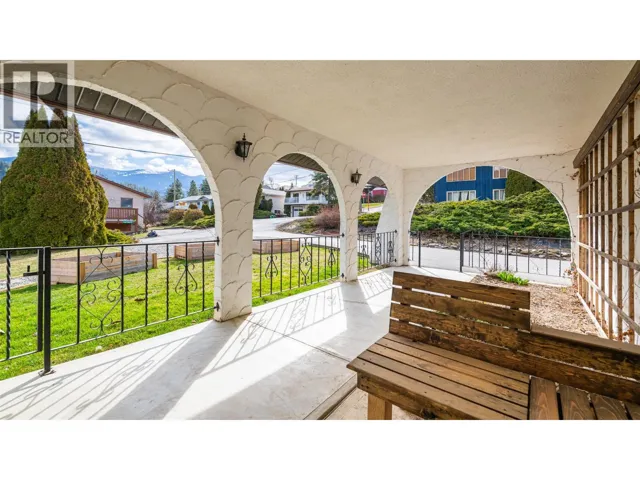 703 11TH Avenue N, Creston, British Columbia V0B1G4