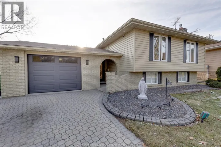 9577 MIDFIELD CRESCENT, Windsor, Ontario N8R1W9