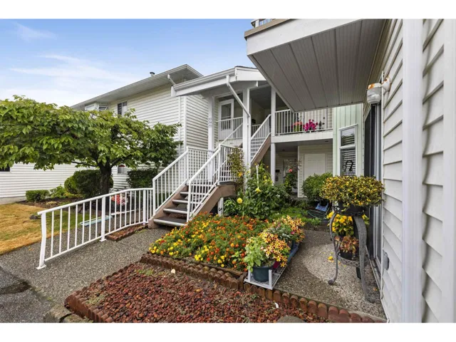 213 7156 121 STREET, Surrey, British Columbia V3W0J6