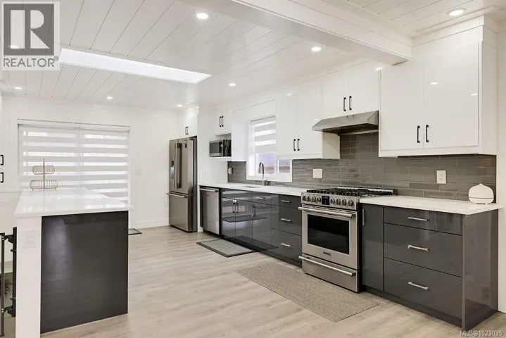 2710 Victor St, Victoria, British Columbia V8R4E4