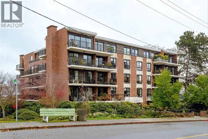 105 1375 Newport Ave, Oak Bay, British Columbia V8S5E8