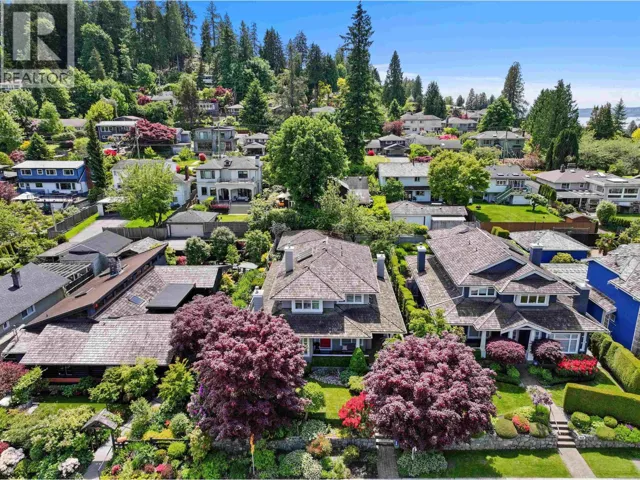 938 KINGS AVENUE, West Vancouver, British Columbia V7T2B7
