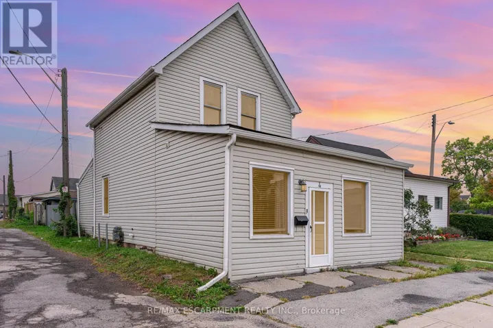 4 ROBINS AVENUE, Hamilton (Crown Point), Ontario L8H4M6