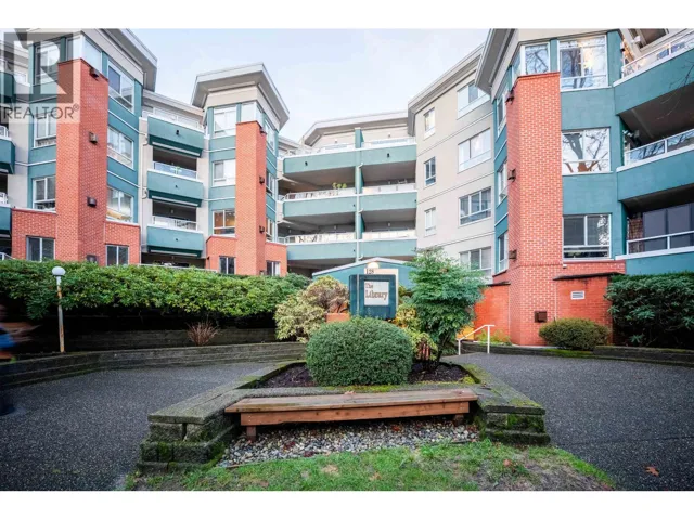 207 128 W 8TH STREET, North Vancouver, British Columbia V7M3M1