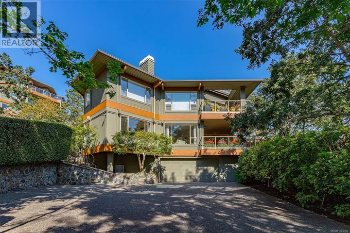 4 910 Maltwood Terr, Saanich, British Columbia V8X5G8