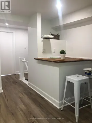 2283 DUNDAS STREET W, Toronto (Roncesvalles), Ontario M6R1X6