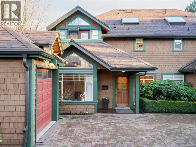 2 2573 Kilgary Pl, Saanich, British Columbia V8W1J2