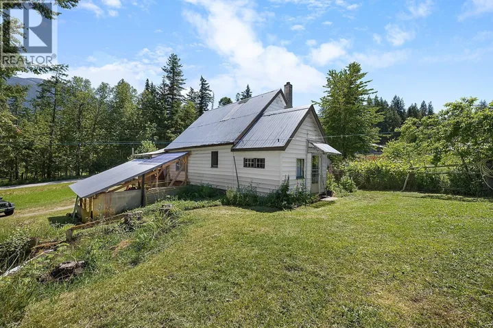 15781 PETERS Road, Crawford Bay, British Columbia V0B1E0