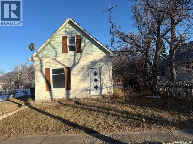 421 3rd AVENUE E, Assiniboia, Saskatchewan S0H0B0