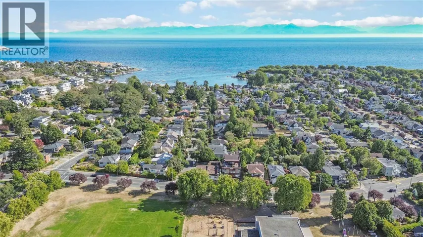 4 1827 Fairfield Rd, Victoria, British Columbia V8S1G9