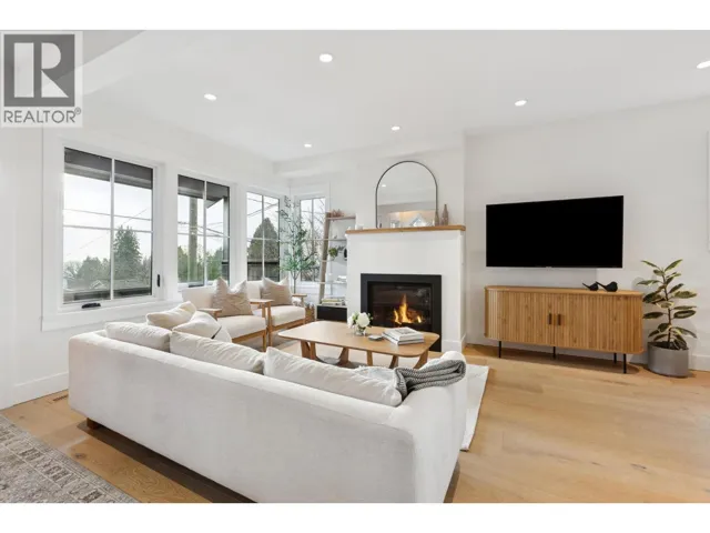 230 E 28TH STREET, North Vancouver, British Columbia V7N1C2