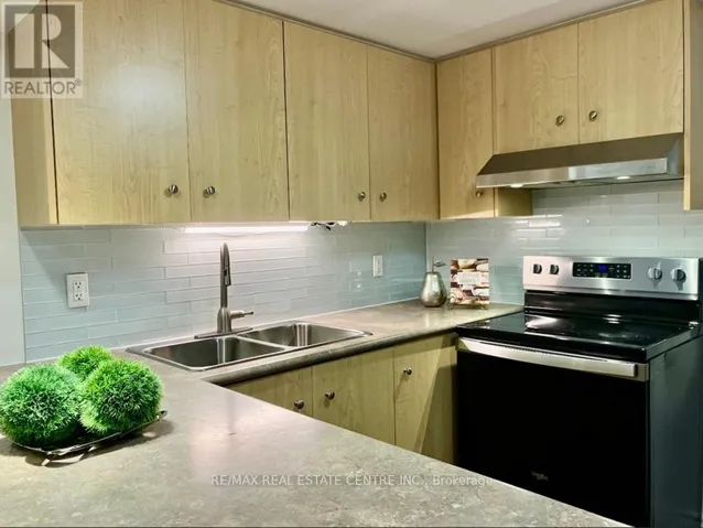 LOWER LEVEL - 22 HOLLISTER ROAD, Toronto (Eringate-Centennial-West Deane), Ontario M9C4M7