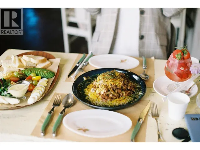 1553 Harvey Avenue Unit# A, Kelowna, British Columbia V1Y6G1