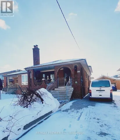 15 LANTOS COURT W, Toronto (Downsview-Roding-CFB), Ontario M3M1G3