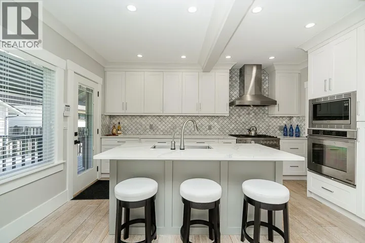 905 EDINBURGH STREET, New Westminster, British Columbia V3M2V2