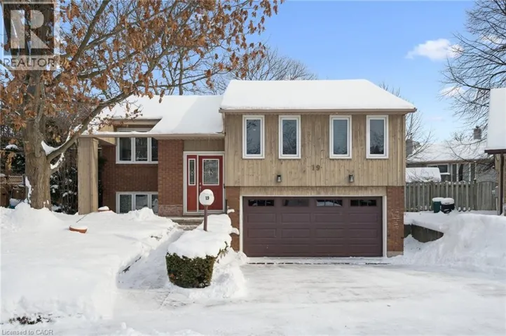 19 BROADVIEW Court, Kitchener, Ontario N2A2X8