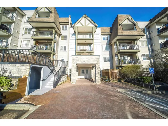 416 12083 92A AVENUE, Surrey, British Columbia V3V8C8